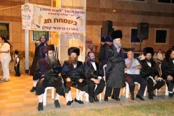חסידי קרעטשניף בבית חולים בסוכות