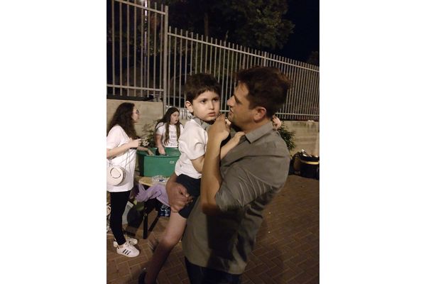 בתמונה: יניב מרקוביץ עם הילד רן דור