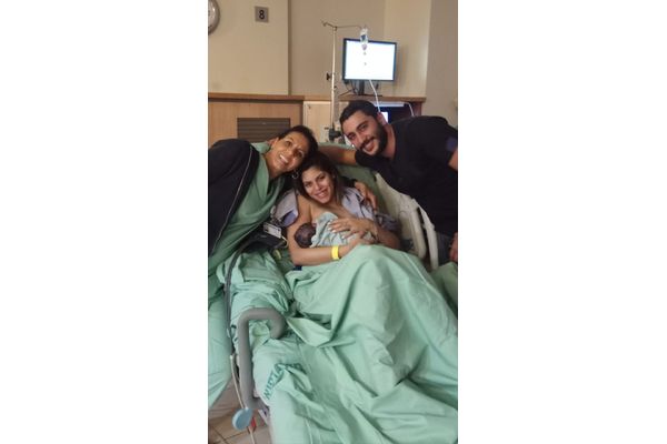 בתמונה: משפחת צדוק יחד עם האחות המיילדת גלית עדרי.