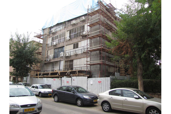 תמונה להמחשה: בניין במהלך עבודות תמ"א 38