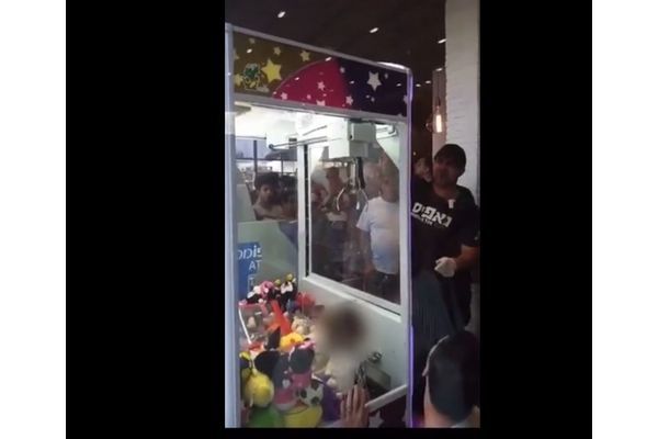 הפעוט במכונת הבובות
