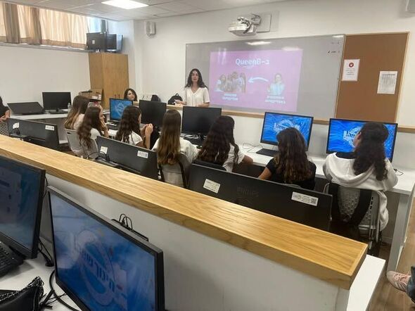 צילום מתוך דף הפייסבוק תיכון עירוני ה' תל אביב