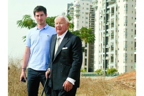 יצחק רוזן ונכדו בשטח צילום ממעריב רענן כהן