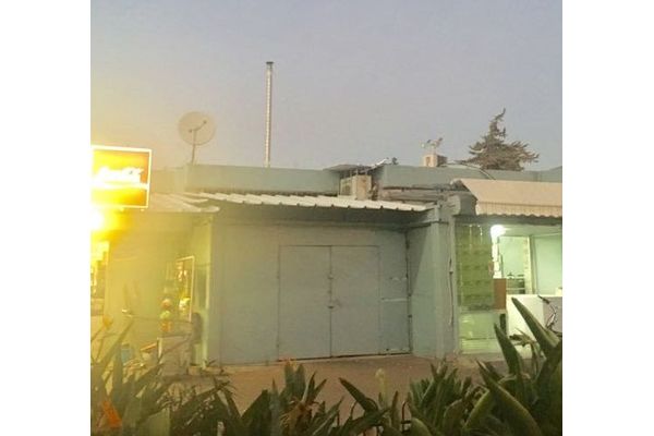 במרכז התמונה - החנות שנסגרה