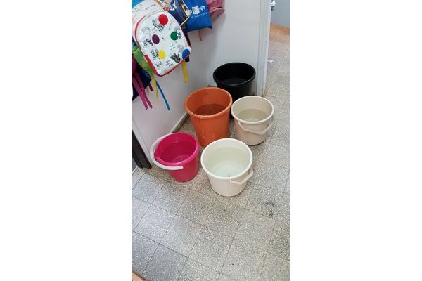 דליי מים שההורים מלאו לשטיפת השירותים