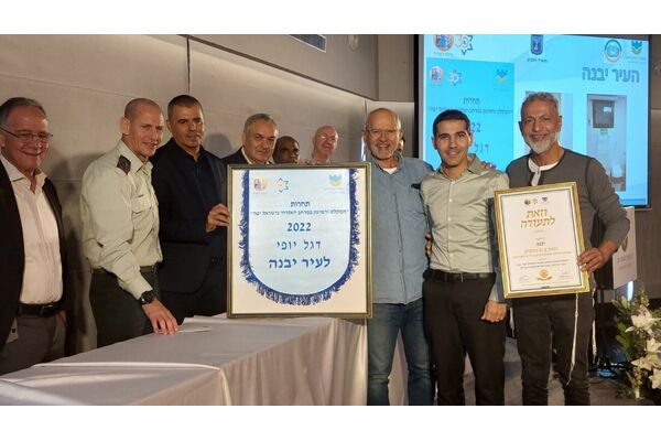מימין: הרצל רחמני, רועי גבאי והמתנדב שלמה מזרחי.