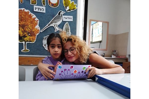 מנהלת ביה"ס אסנת יעקובוב עם הדס