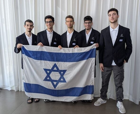 בתמונה יואב השני מימין