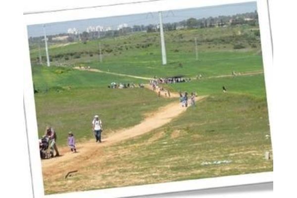 צעדת מחאה של מרחבי רחובות הגד הבנייה במזרח רחובות