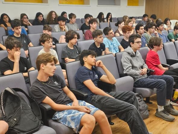 צילום מתוך דף הפייסבוק תיכון עירוני ה' תל אביב