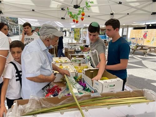 שוק ארבעת המינים בכיכר גבעון