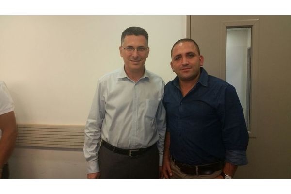 אביב איטח ושר הפנים גדעון סער