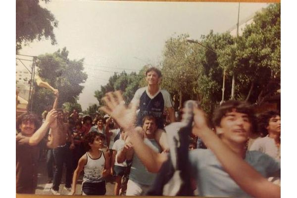 שמחה גד בחגיגות הניצחון בוינטר בשנת 1982