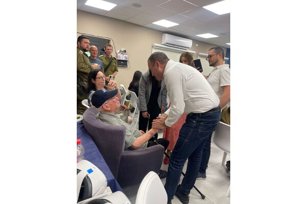 ראש העיר עם שורד השואה שמחה יוקלי היום בבית דרור