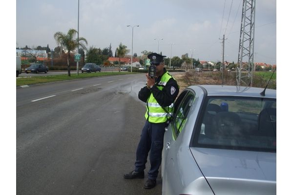 תמונת ארכיון שוטר עם מכמונת ניידת