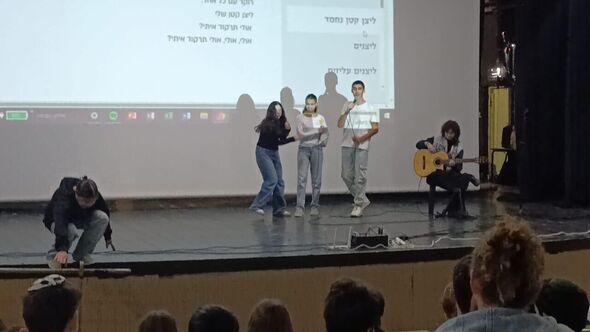 צילום מתוך דף הפייסבוק על-יסודי קשת מזכרת בתיה