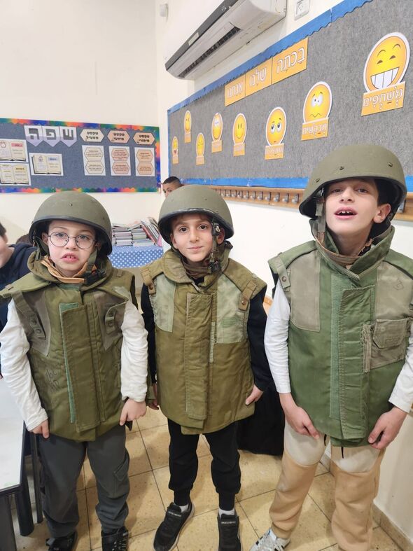 צילום מתוך דף הפייסבוק בית ספר " יצחק שמיר" חולון