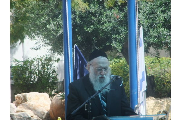 בתמונה - הרב הראשי לרחובות- כל בדצ חייב אישורו