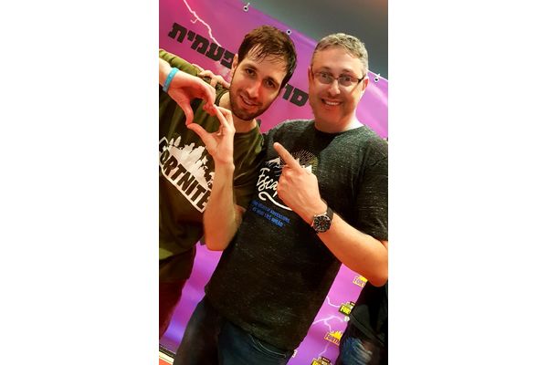 מיקי אלון יחד עם "ראמן" אחד מהיוטיוברים המובילים בישראל