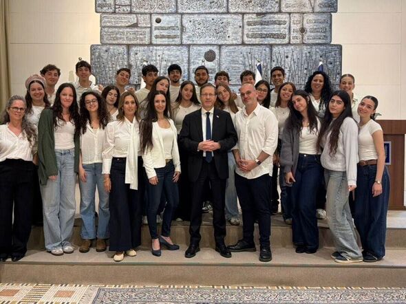 צילום מתוך דף הפייסבוק על-יסודי קשת מזכרת בתיה