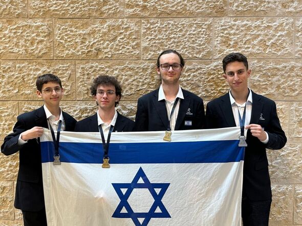 מימין לשמאל: עומר->איתמר->יונתן->יהונדב