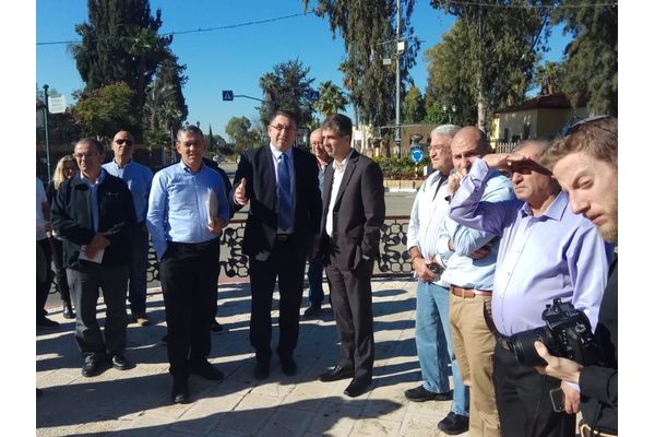 השר אלי כהן בביקורו במזכרת בתיה