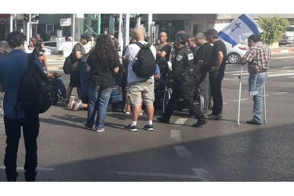 הפגנת הנכים בצומת בילו - בגדרה לא יחסמו הכביש