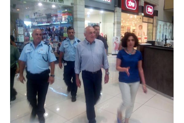 השר ביום רביעי בערב בקניון רחובות
