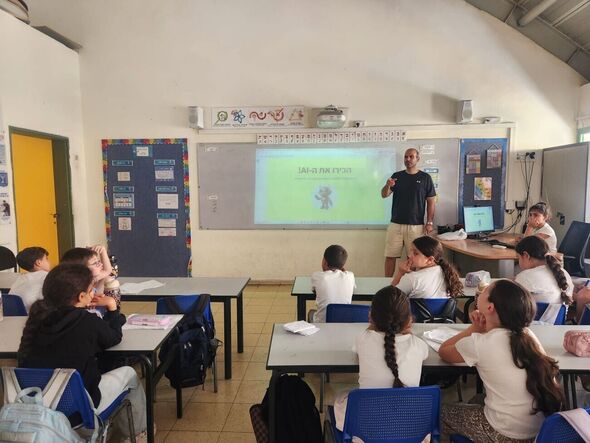 צילום מתוך דף הפייסבוק בית ספר " יצחק שמיר" חולון