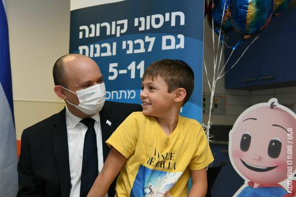 רה"מ בנט מלווה את בנו לחיסון - צילום עמוס בן גרשום לע"מ