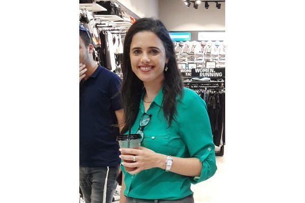 ע