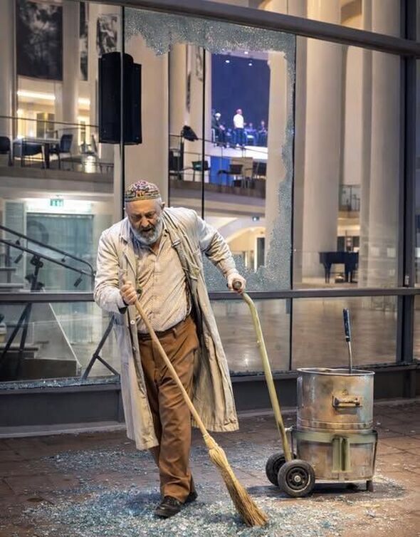 צילום מתוך דף הפייסבוק הבימה התיאטרון הלאומי