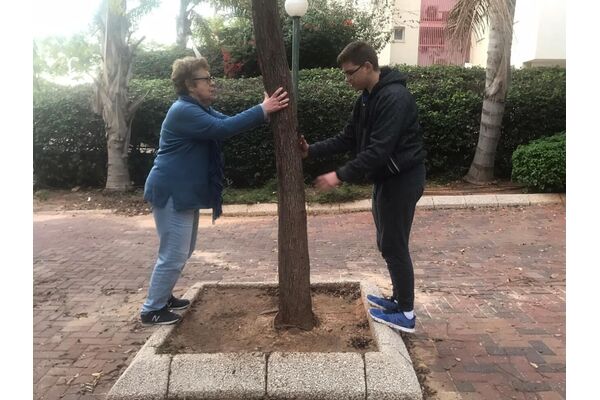 בתמונה: בינה ויובל שהתעמלו יחד