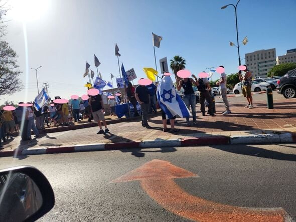 התמונות טושטשו כי לא ידוע קשר של המצולמים לתביעה
