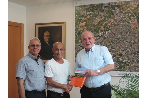 חנניה קורש ודני בר מעוז בהענקת ספר על רחובות למלול