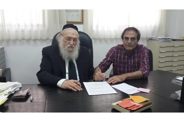 המנכל והרב הראשי בטקס מכירת החמץ