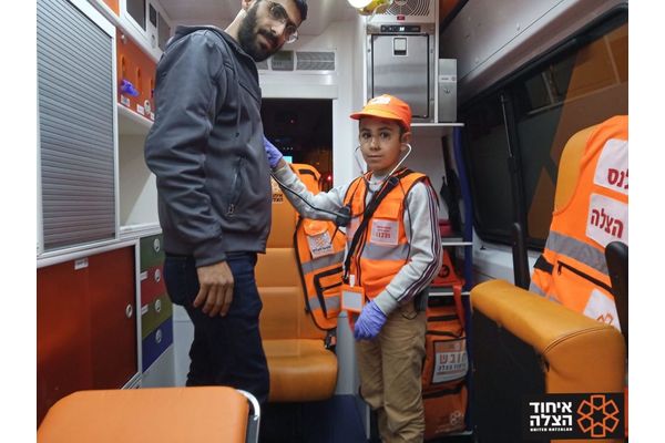 בתמונה: נועם ואביו יוסי מעטוף.