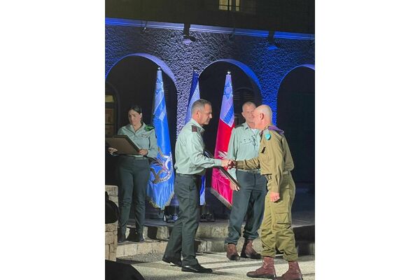 הרמטכ"ל מעניק את אות ההוקרה לאייל בז'רנו