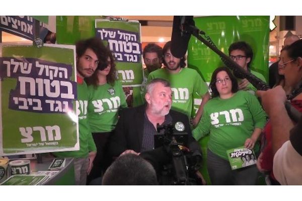חבר הכנסת אילן גילאון ממרצ ופעילים בקניון