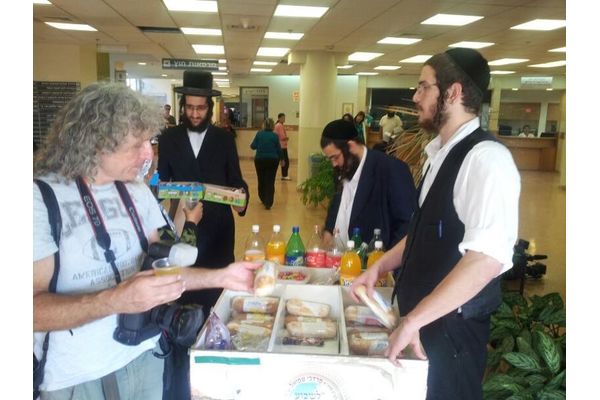 מימין, המתנדב דודי שמואל