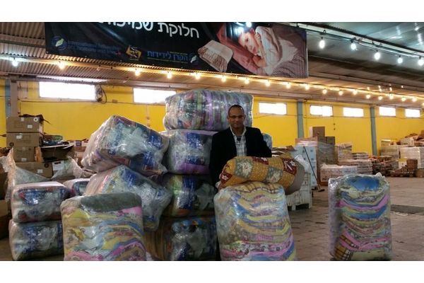 המתנדבים החלו בחלוקת שמיכות פוך