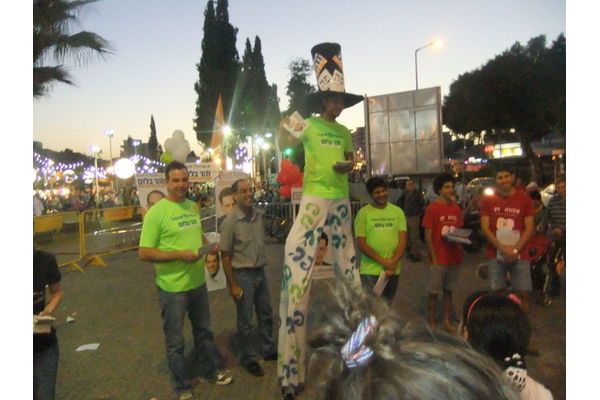 צילום מהפנינג הבחירות בפסטיבל פסלים חיים