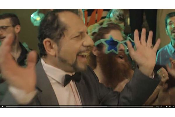 רוברטו רוקד צילום מסך מהתשדיר