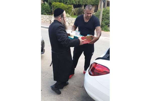 בתמונה הומינר ומתנדב למען החיילים