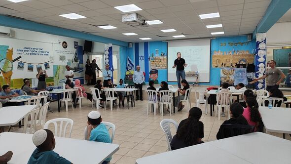 צילום מתוך דף הפייסבוק בית ספר חמ"ד כנפי אבירים יבנה